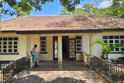 2,500 m² Commercial Property with Parking at Links Rd