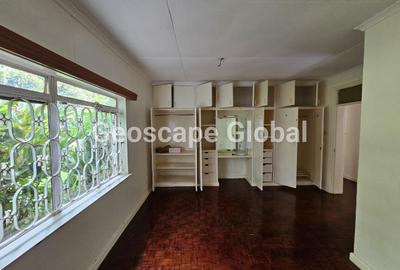 4 Bed House with En Suite in Rosslyn
