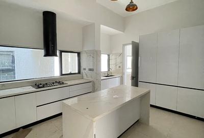 5 Bed Villa with En Suite in Lavington - 3