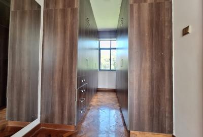 5 Bed Townhouse with En Suite at Mugumo