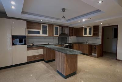 5 Bed Townhouse with En Suite at Lavington - 3