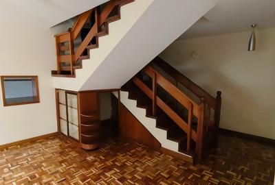 4 Bed Apartment with Swimming Pool in Riverside