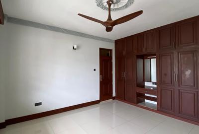 4 Bed Apartment with En Suite in Kizingo