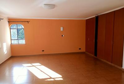 4 Bed House with En Suite at Old Runda