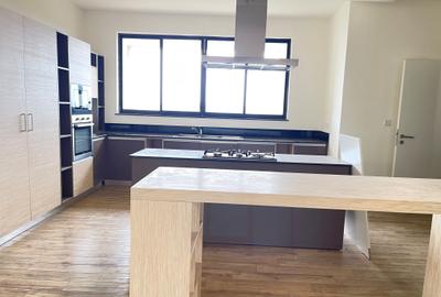 4 Bed Apartment with En Suite in Riverside