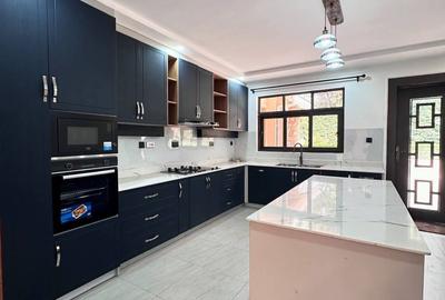 4 Bed Townhouse with En Suite in Karen - 2