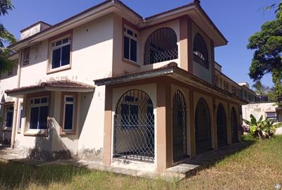 8 Bed Villa with En Suite in Nyali Area