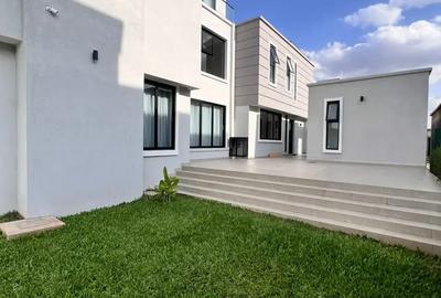 5 Bed Villa with En Suite in Runda - 3