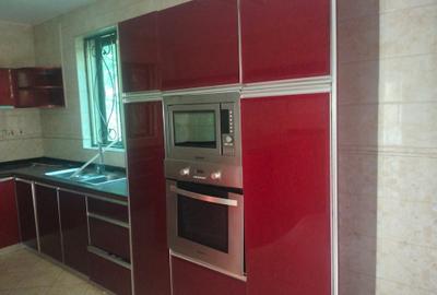 5 Bed Townhouse with En Suite in Lavington - 4