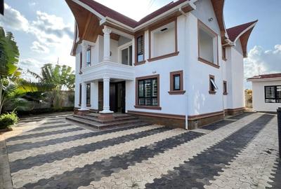 5 Bed House with En Suite at Kamakis