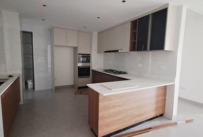 3 Bed Apartment with En Suite in Westlands Area - 2