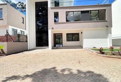 6 Bed Townhouse with En Suite in Kitisuru