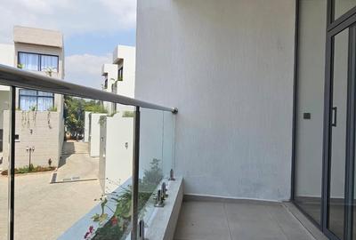 5 Bed Townhouse with En Suite in Lavington - 3