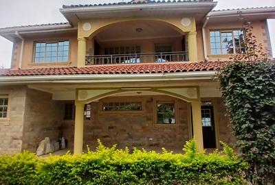 5 Bed House with En Suite in Runda