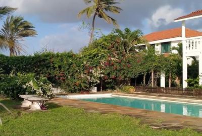 4 Bed Villa with En Suite at Bofa - 4