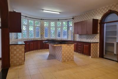 5 Bed Townhouse with En Suite in Rosslyn - 2