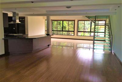 4 Bed Townhouse with En Suite at Hillview Close - 2