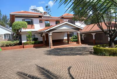 4 Bed Villa with En Suite at Rossylin Lone Tree - 2