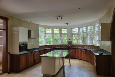 5 Bed Townhouse with En Suite in Rosslyn - 2