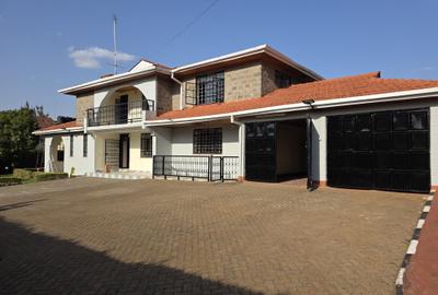 5 Bed House with En Suite in Runda - 2