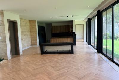 5 Bed Townhouse with En Suite in Spring Valley - 3