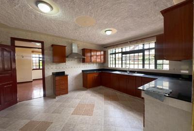 6 Bed House with En Suite in Runda - 3