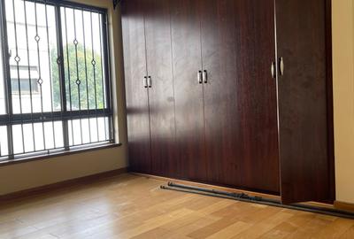 5 Bed Townhouse with Garden in Lavington - 2