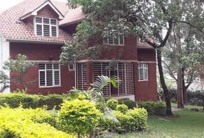 5 Bed House with En Suite at Rosslyn - 4