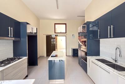 5 Bed Townhouse with En Suite in Brookside