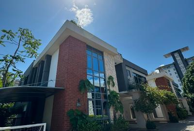 5 Bed Villa with En Suite at Moyne Drive