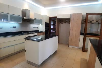 5 Bed Townhouse with En Suite at Lavington - 3