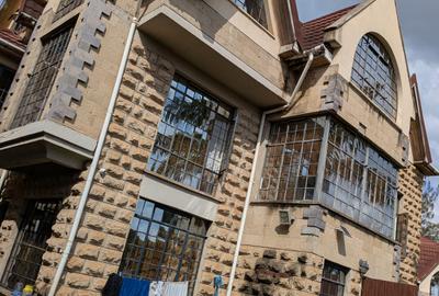 5 Bed House with En Suite in Lavington
