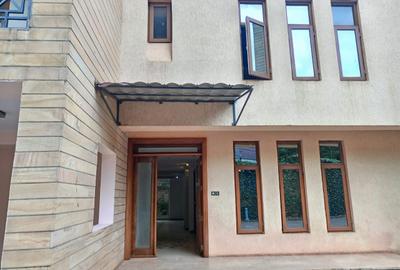5 Bed Townhouse with En Suite in Lavington - 4