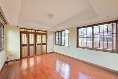 5 Bed Townhouse with En Suite at Off Convent Drive - 4