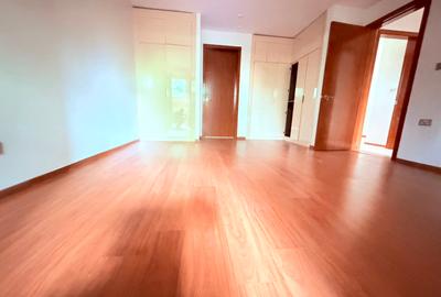 3 Bed Apartment with En Suite in Parklands - 4