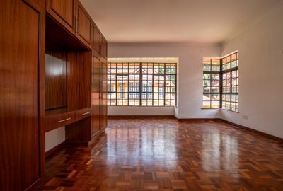 5 Bed Townhouse with En Suite at - 4