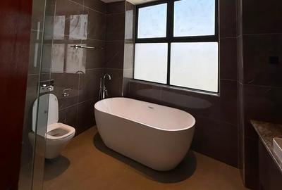 3 Bed Apartment with En Suite in Riverside - 4
