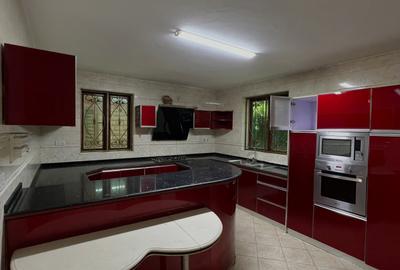 5 Bed Townhouse with En Suite at Othaya Road - 4