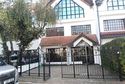 5 Bed Townhouse with En Suite at School Lane - 2