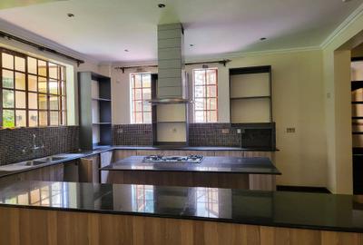5 Bed Villa with En Suite at Lonetree - 2