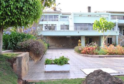 2,200 ft² Commercial Property with Parking in Lavington