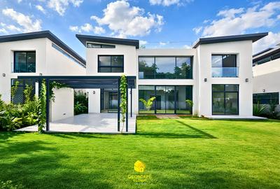 5 Bed House with En Suite in Runda