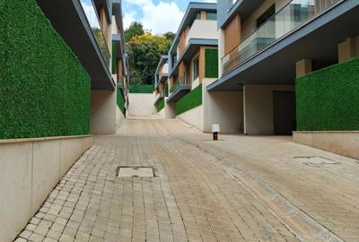 5 Bed Townhouse with En Suite in Lavington