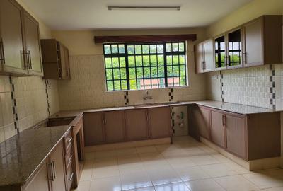 5 Bed Townhouse with En Suite in Rosslyn - 3