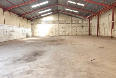 7,000 ft² Warehouse with Parking in Industrial Area - 4