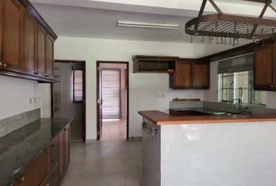5 Bed Townhouse with En Suite in Rosslyn - 2