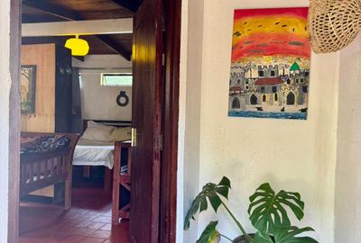 1 Bed House with En Suite at Karen Hardy