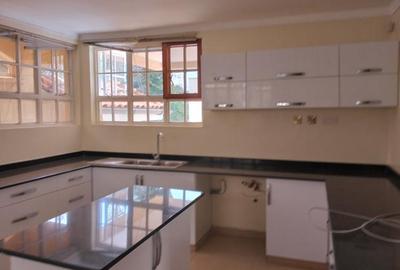 4 Bed Townhouse with En Suite in Kyuna - 2