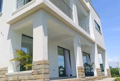 5 Bed Villa with En Suite at Marijani