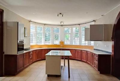 5 Bed Townhouse with En Suite in Rosslyn - 3